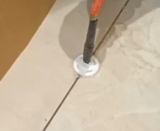 绿春瓷砖空鼓维修公司专业解答瓷砖在铺贴过程中，如果没有涂抹均匀到位的粘结材料（如水泥砂浆或瓷砖胶），可能会导致以下问题